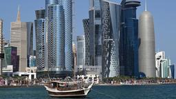 Eine traditionelle Dhau liegt vor der Skyline von Doha in Katar