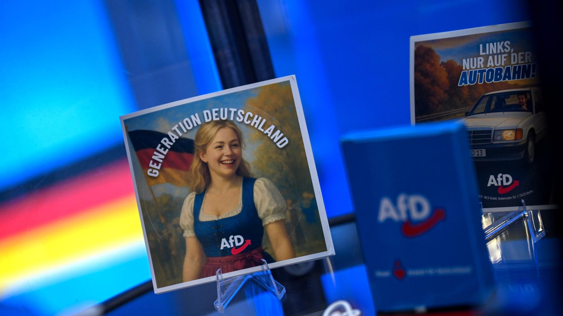 Sticker stehen auf einem Glastisch mit dem Slogan Generation deutschland. Auf dem einen ist eine blonde Frau in einem Dirndl zu sehen. Alle hhaben das AfD Logo drauf. | Getty Images/Florian Wiegand