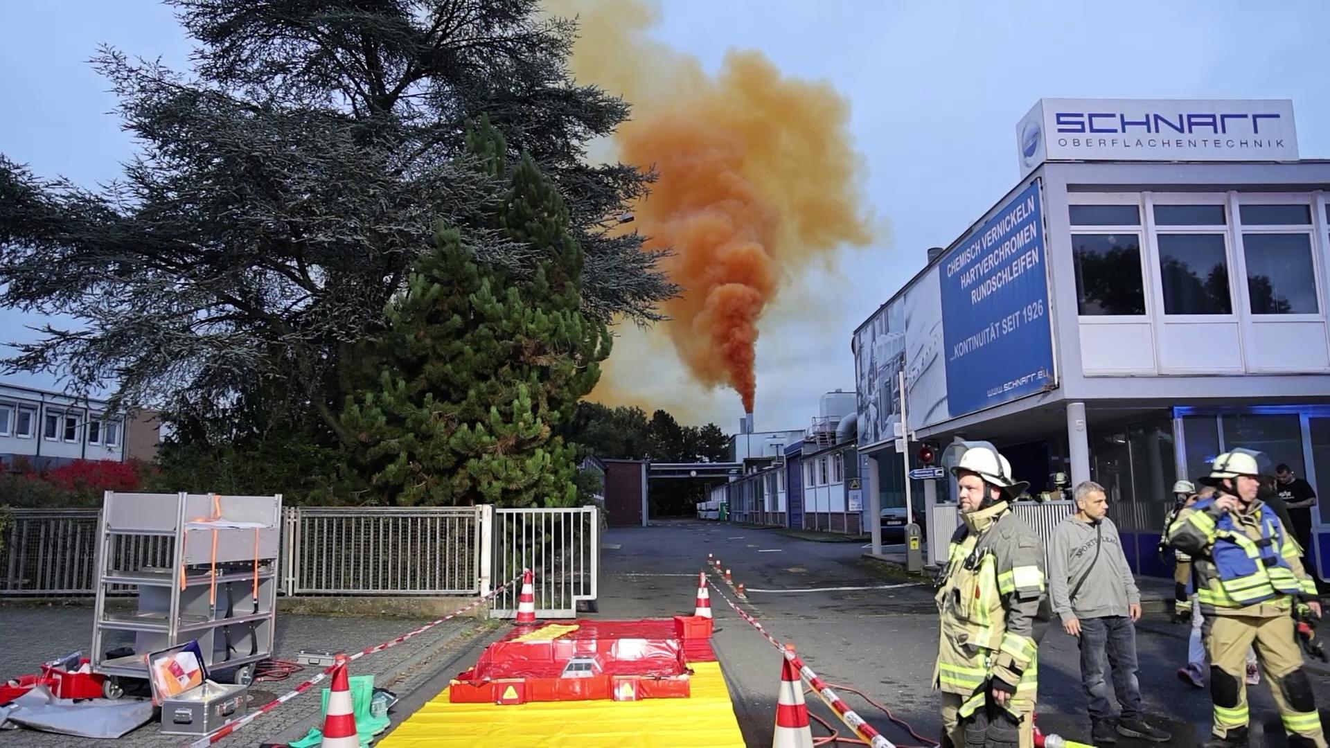 Einsatzkräfte vor roter Gaswolke in Aschaffenburg | dpa