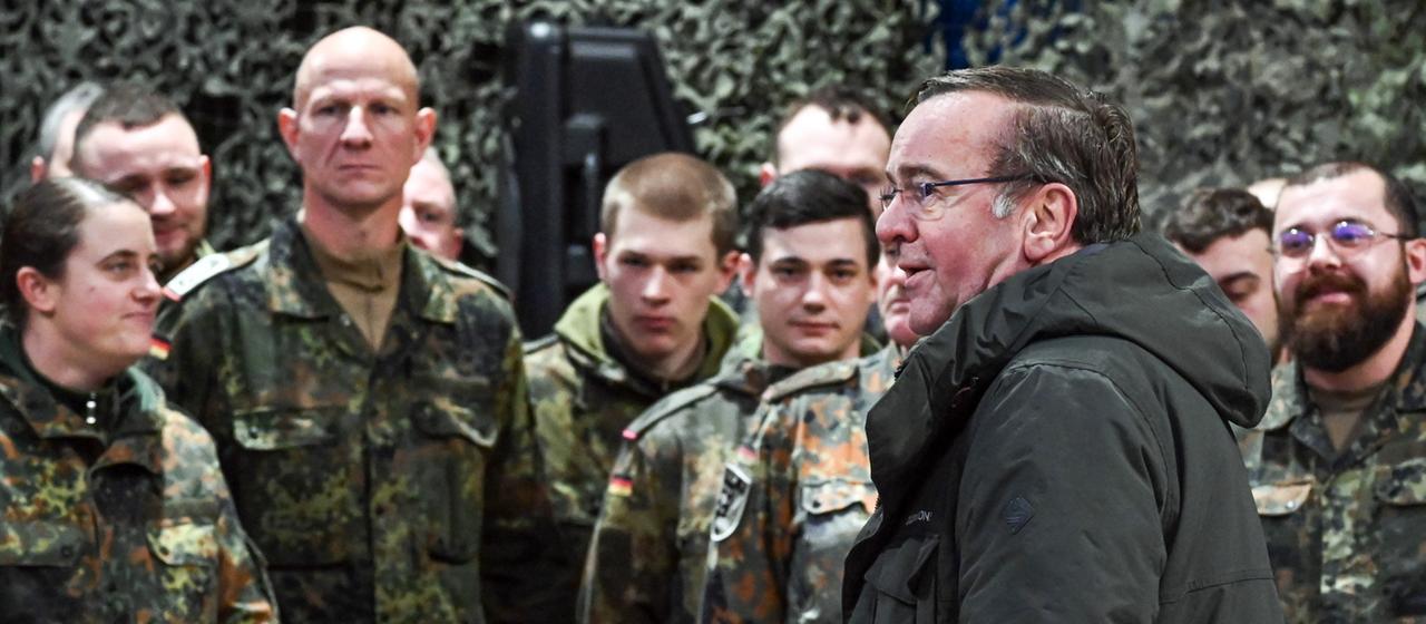Boris Pistorius vor Soldaten