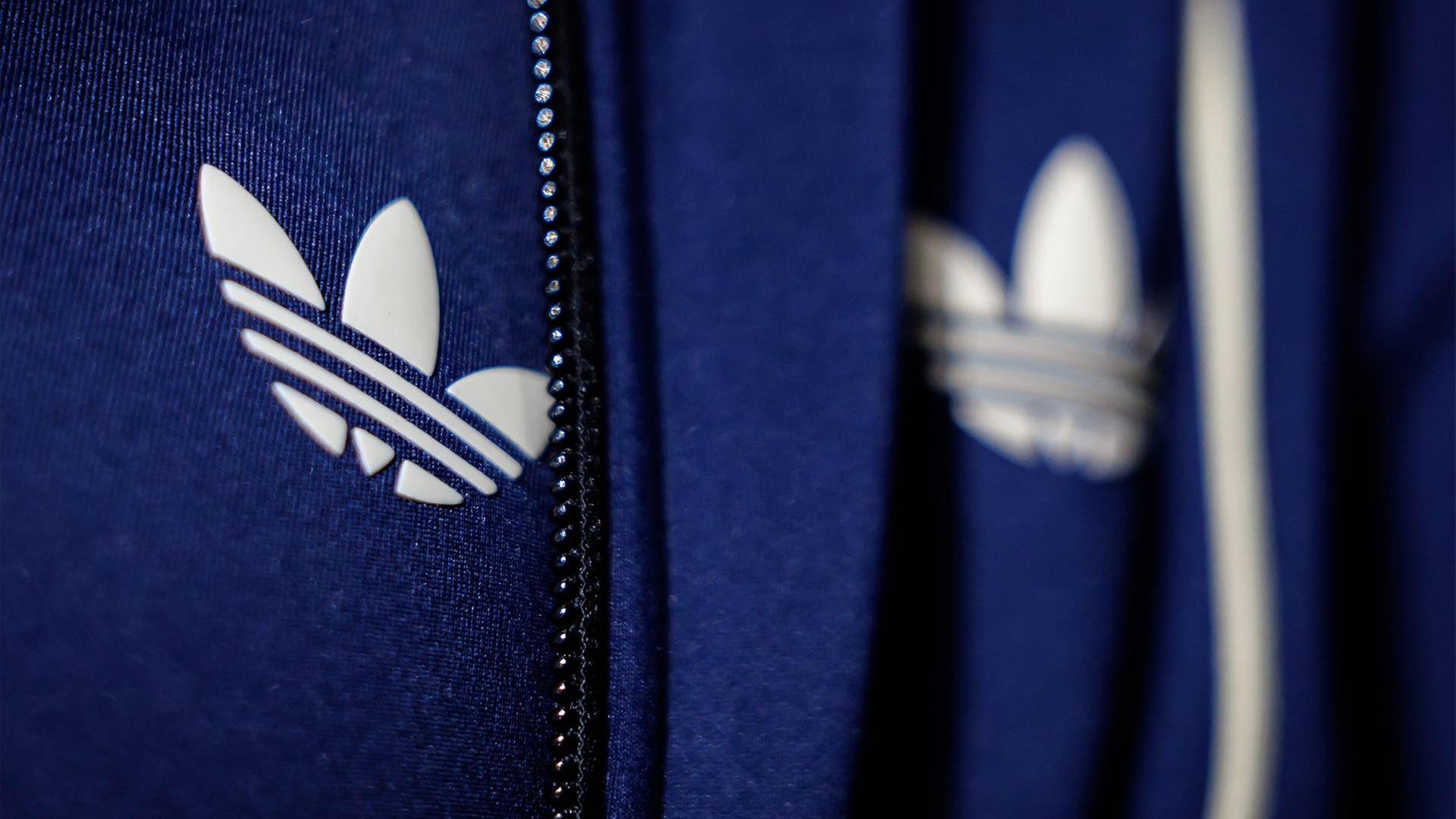 Adidas Logo auf Bekleidung. | picture alliance/dpa