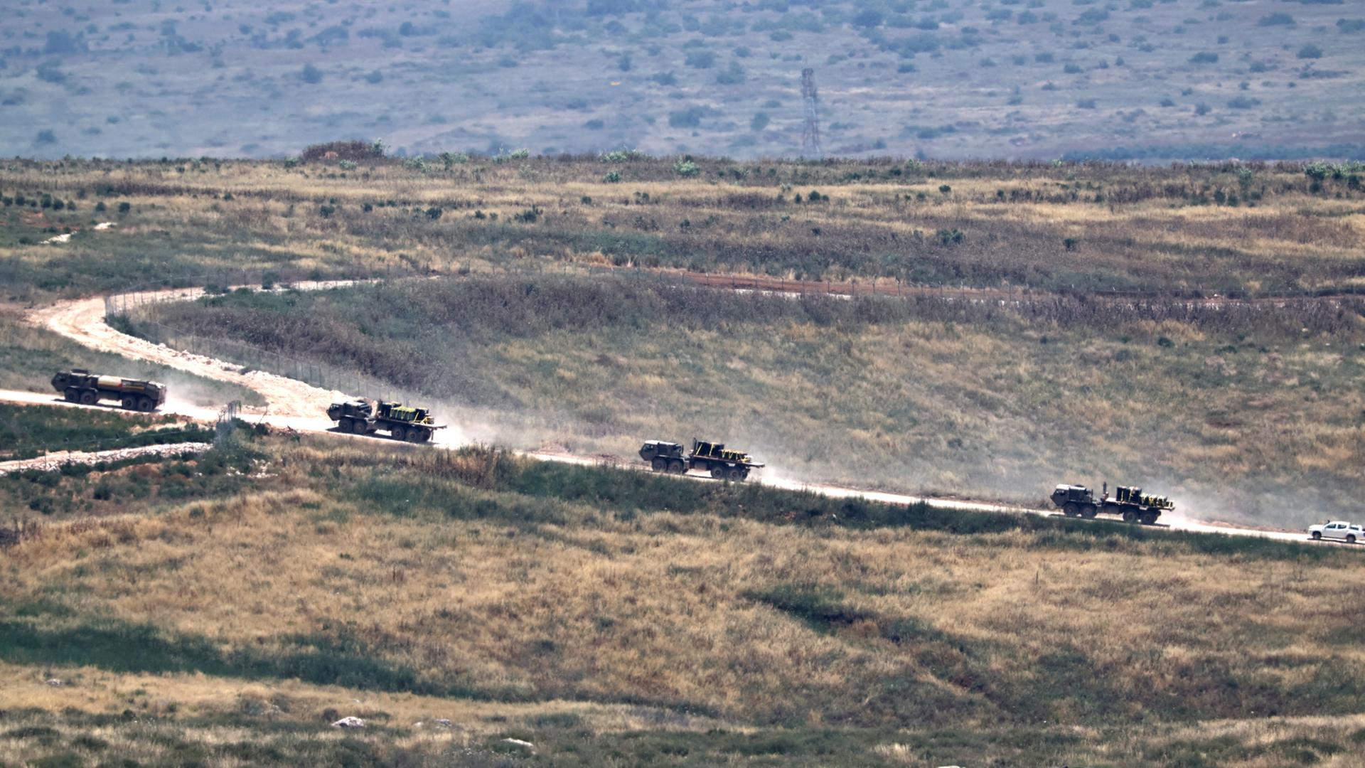 Im SÃ¼den Libanons fÃ¤hrt ein israelischer MilitÃ¤rkonvoi Ã¼ber eine StraÃe. | EPA