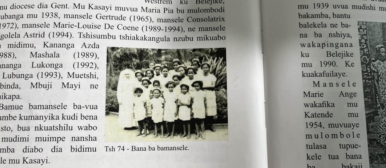 Bild von einer Gruppe kongolesischer Mädchen und eine Nonne in einem Kinderheim.