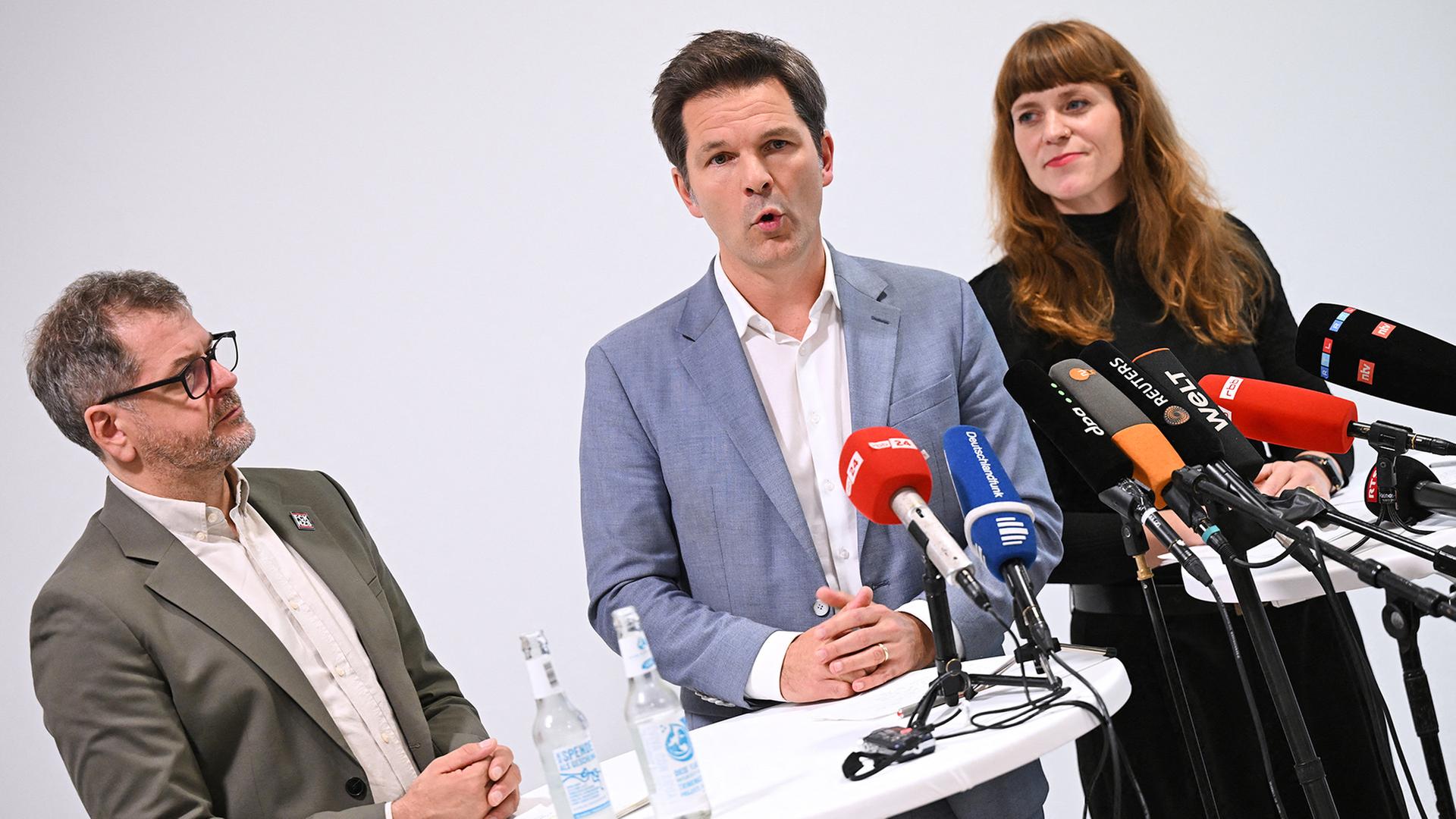 Werner Graf (Bündnis90/Die Grünen), Steffen Krach (SPD) und Kerstin Wolter (Die Linke), stehen nach Vorgesprächen zur Regierungsbildung im Haus der Statistik. (Quelle: dpa/Annette Riedl) | dpa/Annette Riedl