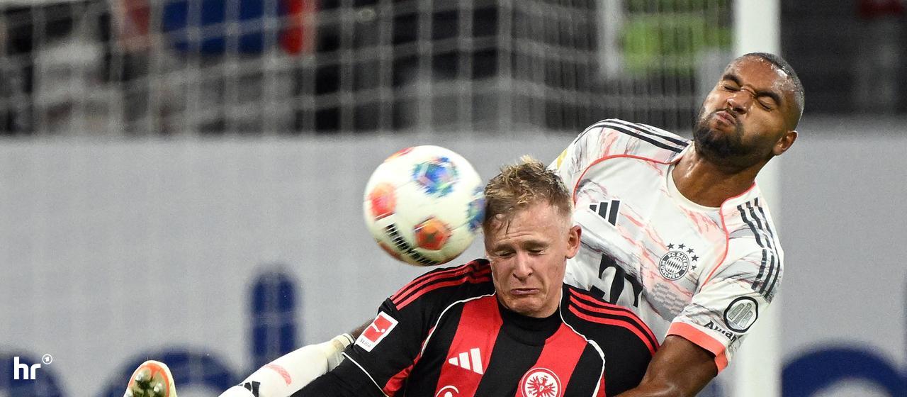 Eintracht Frankfurts Jonathan Burkardt mit Duell mit Jonathan Tah vom FC Bayern München.