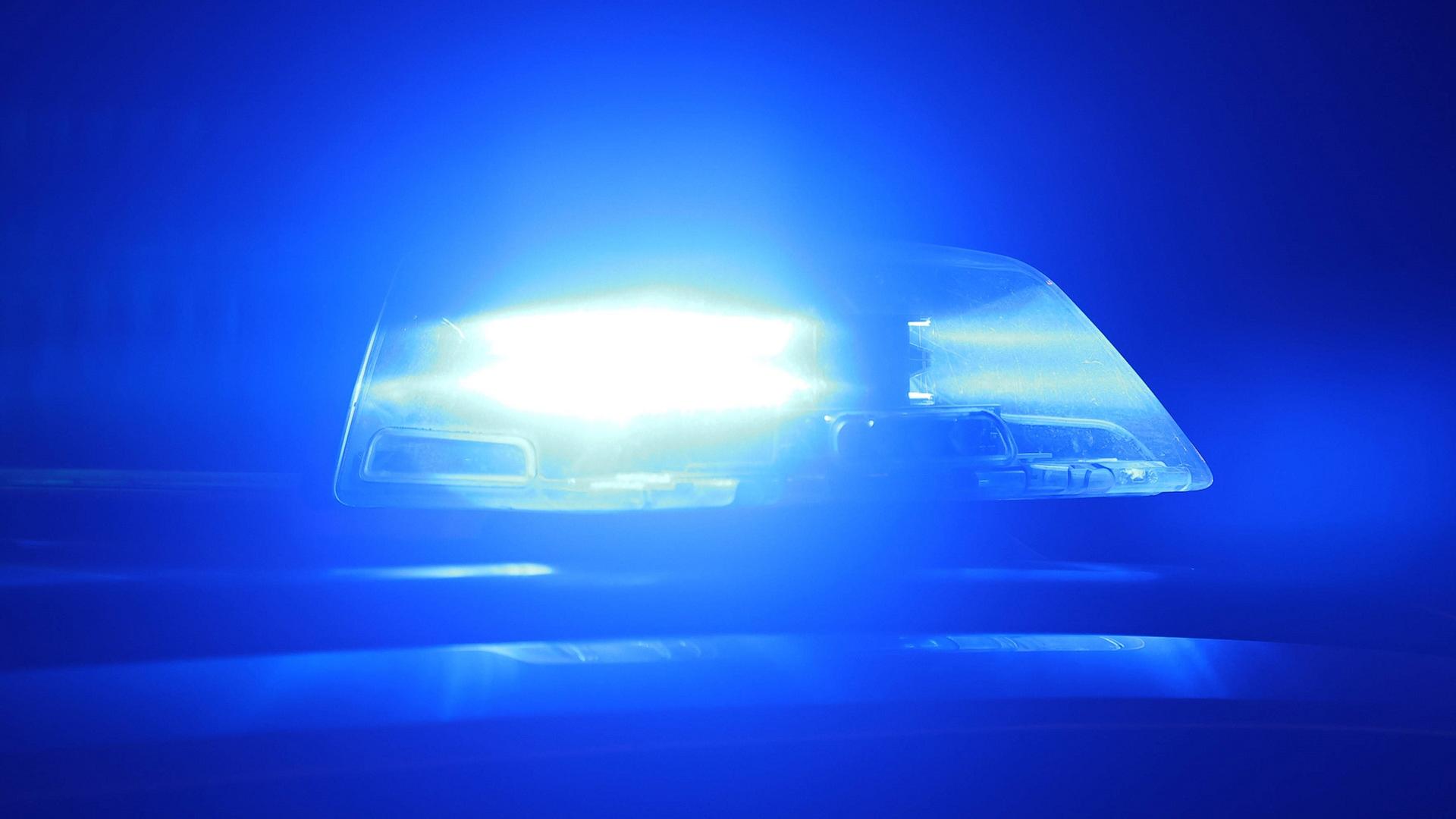 Ein aktiviertes Blaulicht auf einem Einsatzfahrzeug bei Nacht | IMAGO / Maximilian Koch