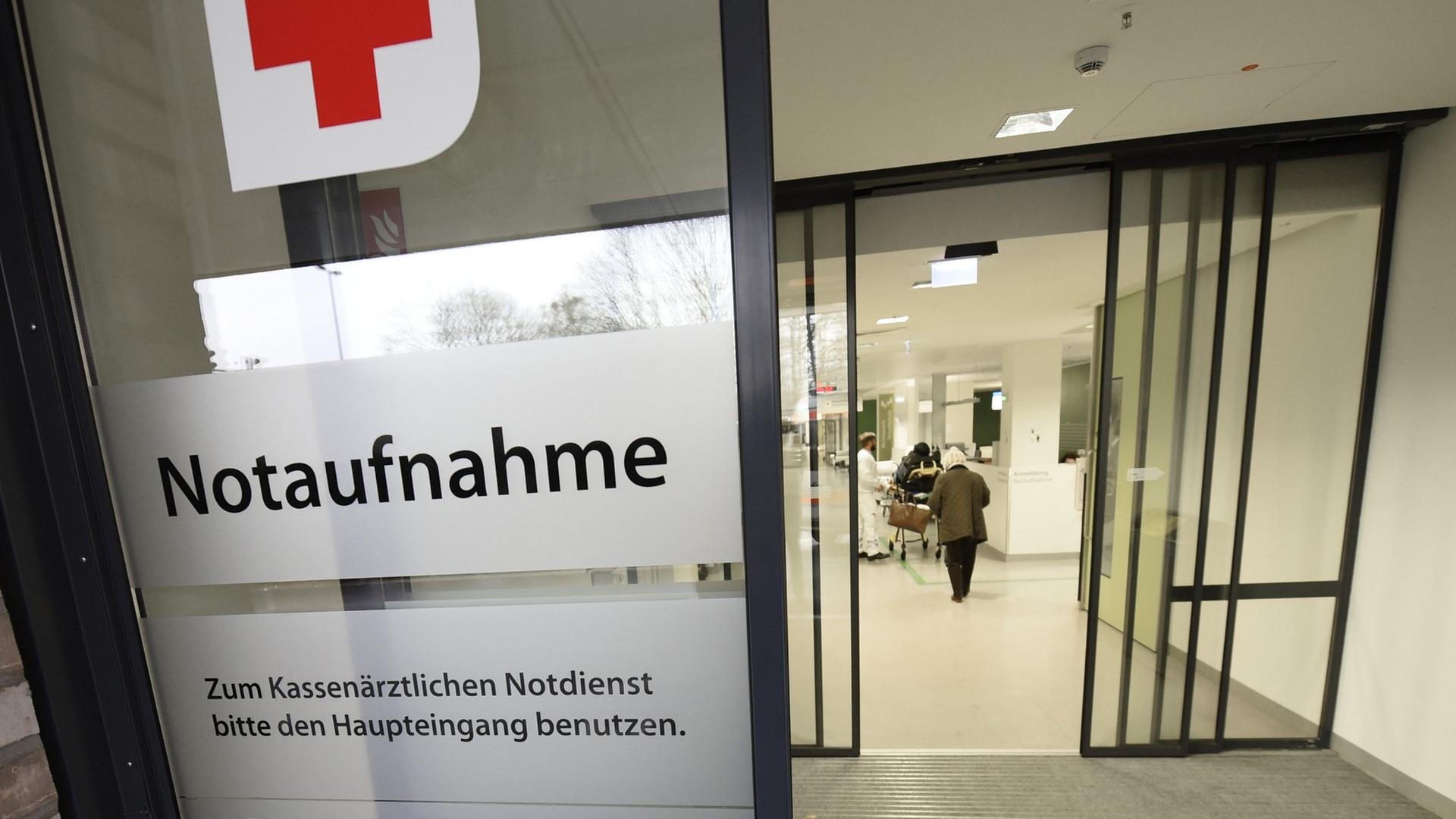 Der Eingang zur Notaufnahme eines Klinikums. | dpa