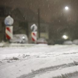 Schnee liegt auf einer Straße