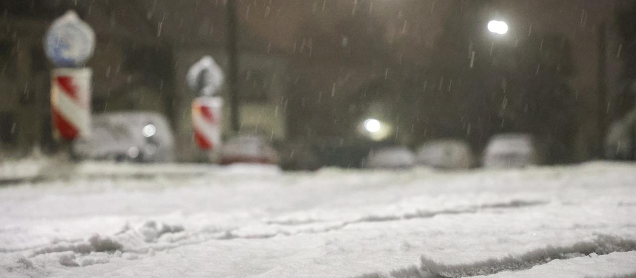 Schnee liegt auf einer Straße