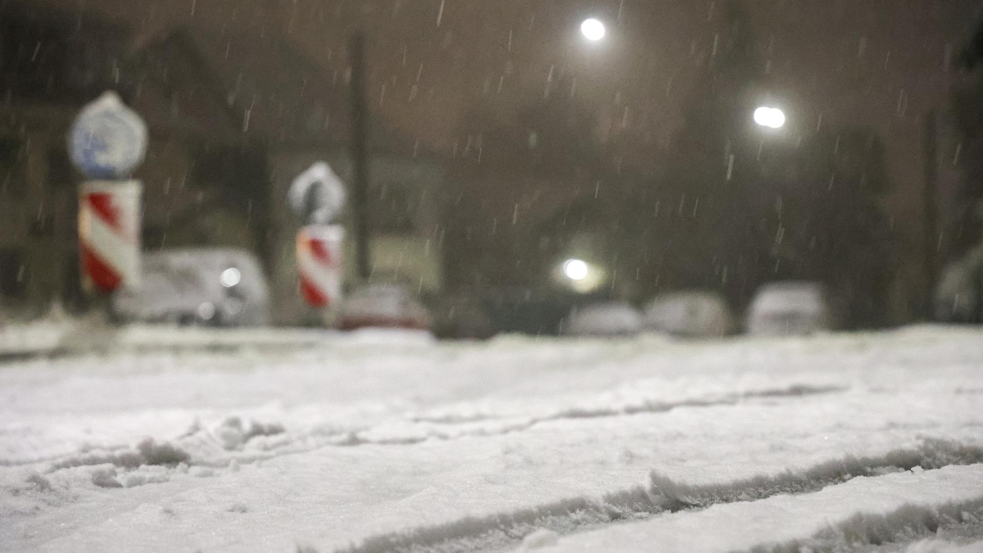 Schnee liegt auf einer Straße | dpa