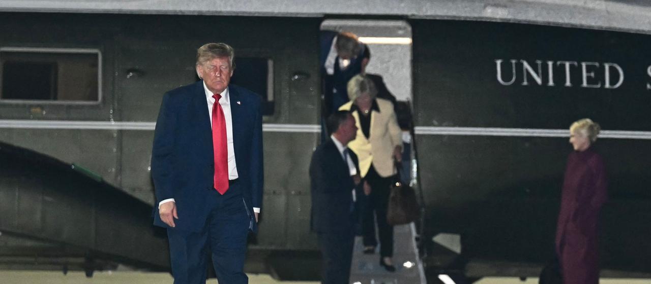 Trump läuft von seinem Hubschrauber zu seiner Air Force One.