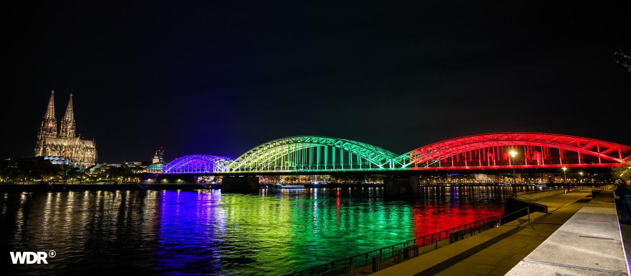 Die Hohenzollernbrücke in Köln leuchtet in den olympischen Farben