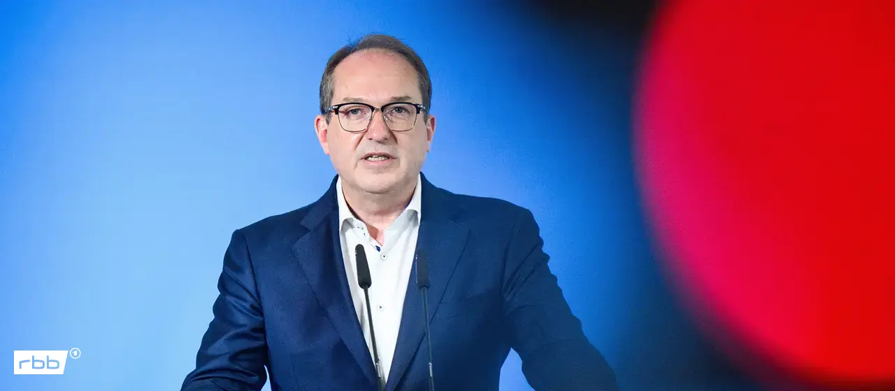 https://images.tagesschau.de/image/b1afd228-02ce-4951-b07e-896d7f13d6fa/AAABmFHy0eQ/AAABkZLg2wI/16x7/rbb-537341825-100.webp?overlay=fed2b0f9-111a-4432-99ab-1c3fb121cf2f&overlayModificationDate=AAABlxDacts&width=1280