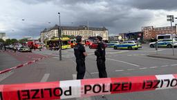 Nach einem Angriff ist eine Straße am Hamburger Hauptbahnhof mit rotem Absperrband gesperrt.