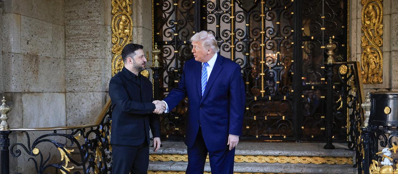 Selenskyj und Trump vor Trumps Privathaus in Florida