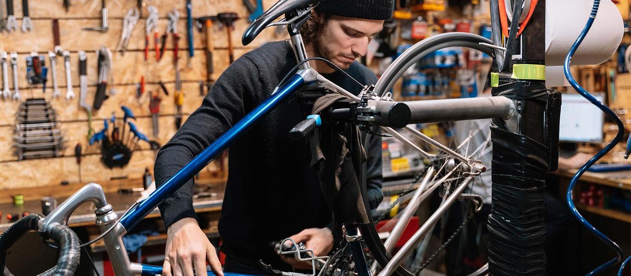 Mitarbeiter in einer Fahrradwerkstatt.