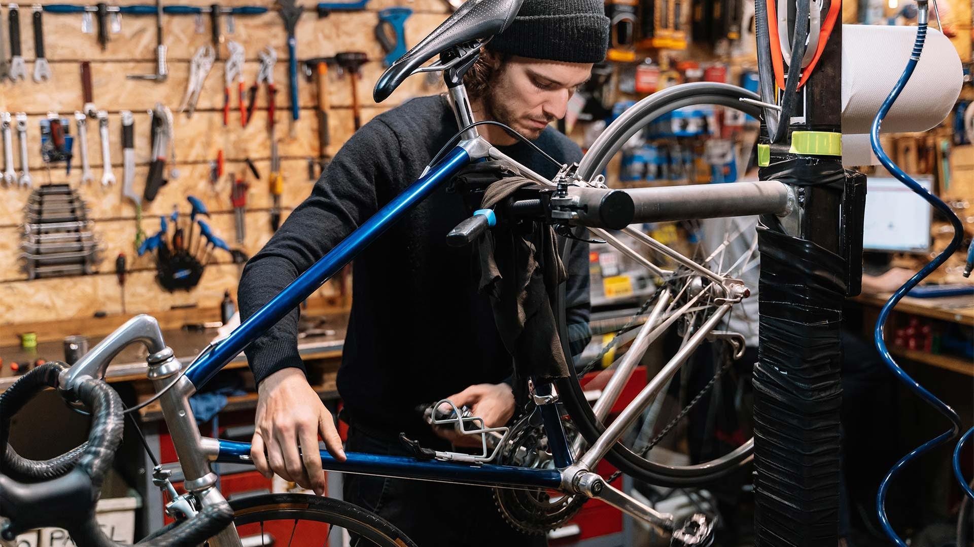 Mitarbeiter in einer Fahrradwerkstatt. | picture alliance / Shotshop