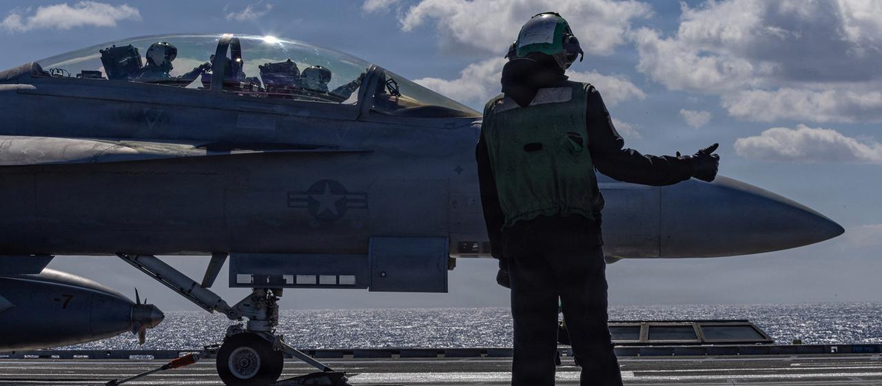 Von der U.S. Navy zur Verfügung gestelltes Bild zeigt einen Matrose der US-Marine am Flugzeugträger USS Gerald R. Ford.