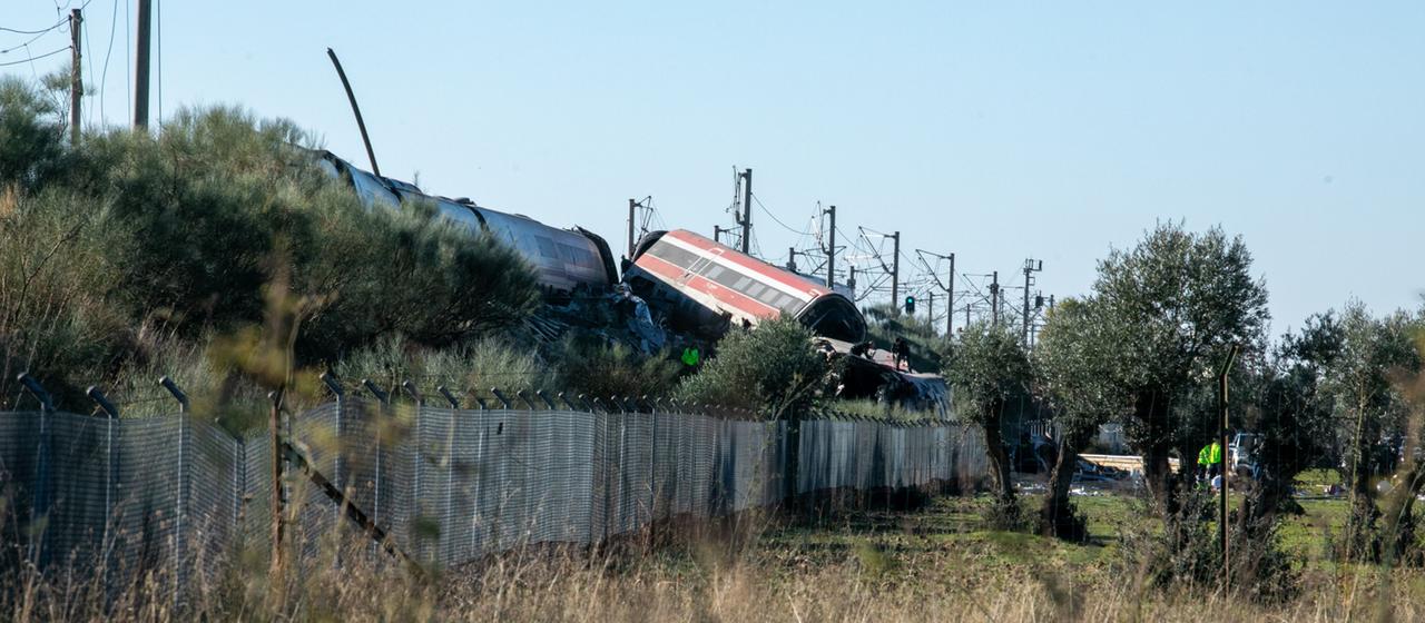 Blick auf den Unfallort einer Kollision zwischen zwei Zügen in Urda (Spanien).