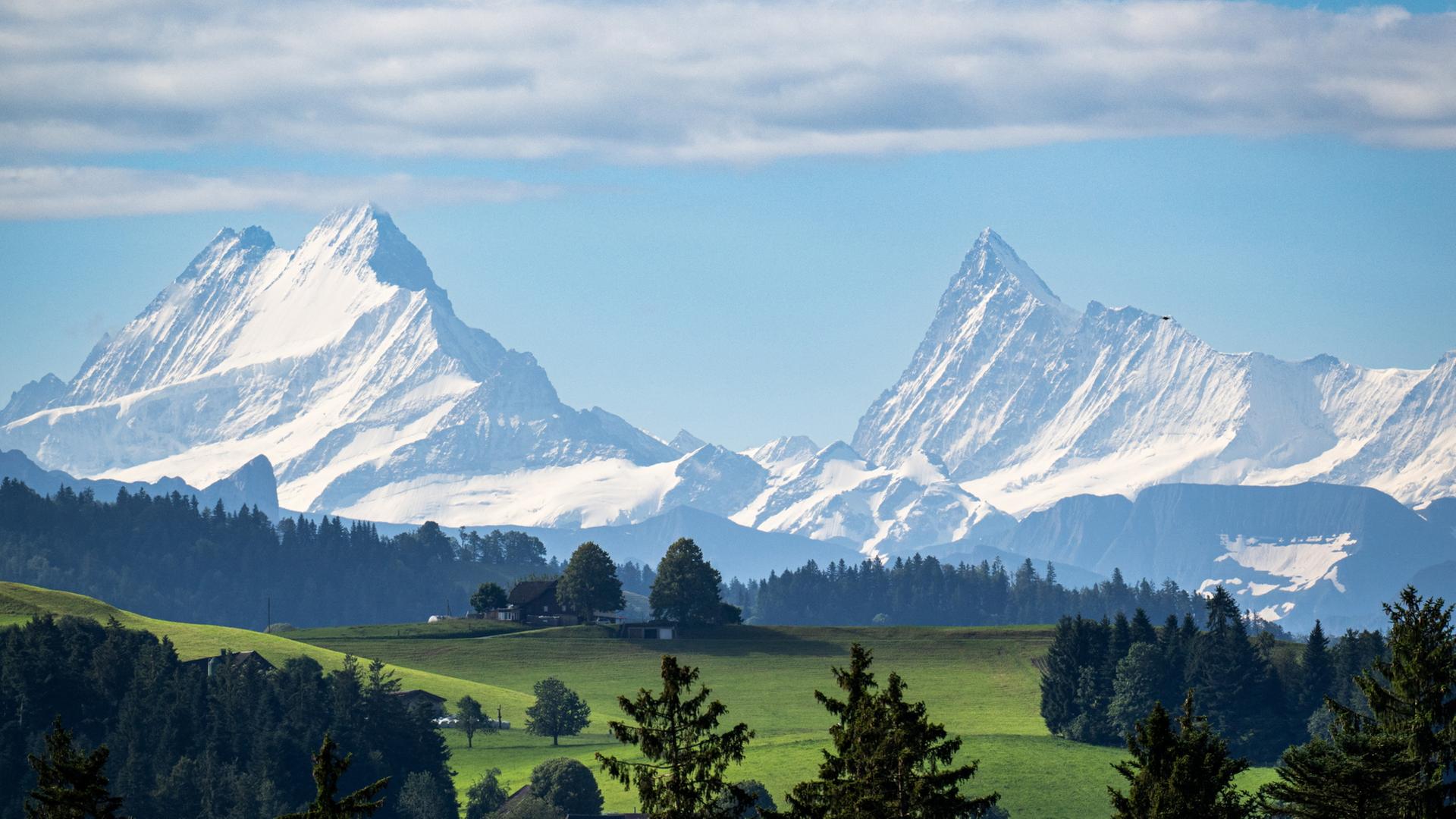 Blick auf die Schönegg und die Berner Alpen. | dpa