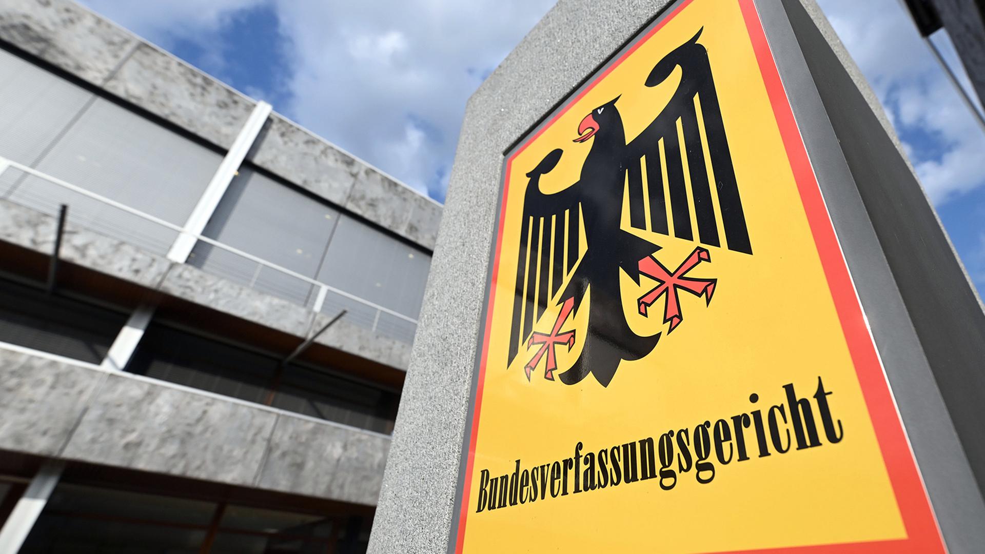 Ein Schild mit der Aufschrift 