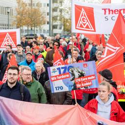 IG-Metall-Mitglieder demonstrieren in Bremen.