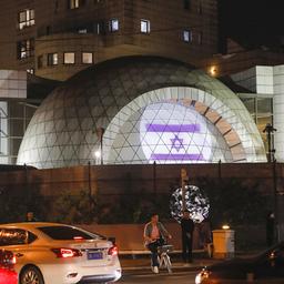 Ein Mann fährt mit dem Fahrrad vor der israelischen Botschaft in Peking, China.