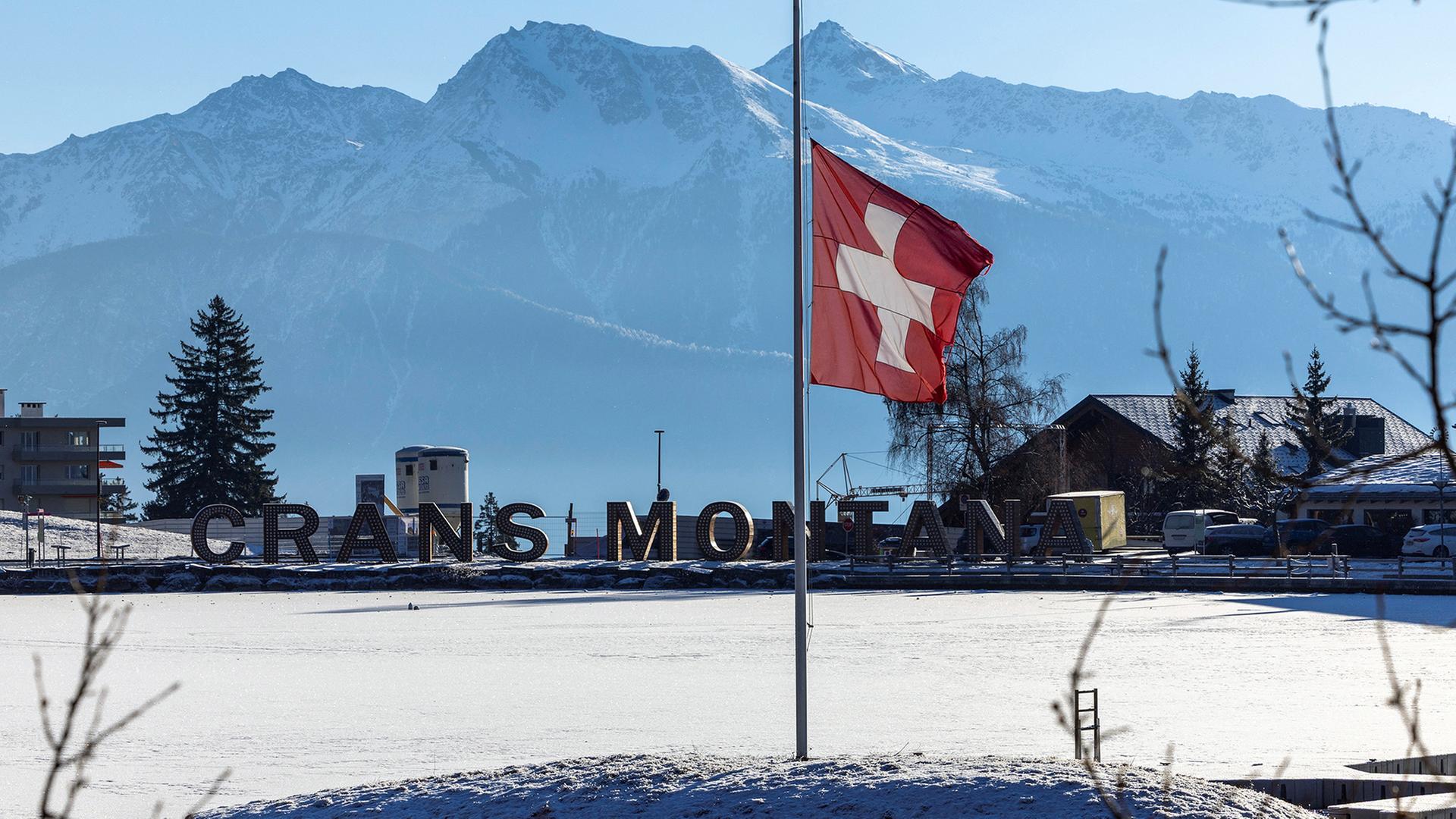 Eine Schweizer Flagge weht auf halbmast. | REUTERS