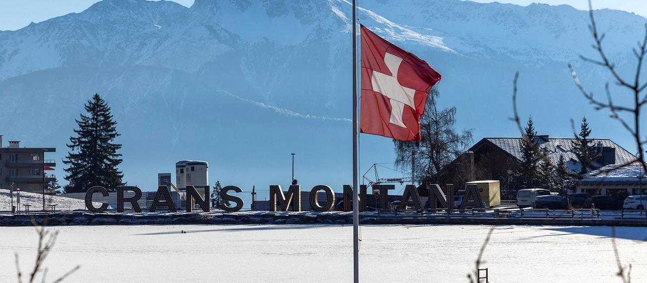 Eine Schweizer Flagge weht auf halbmast.