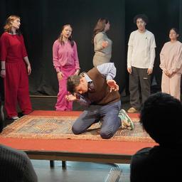 DarstellerInnen aus dem Jugendklub "Active Player NK" bei der Generalprobe ihres Theaterstücks "Wie kann ich Dir helfen, Habibi?" am 05.02.2025 im Heimathafen (Quelle: rbb|24 / Schneider).