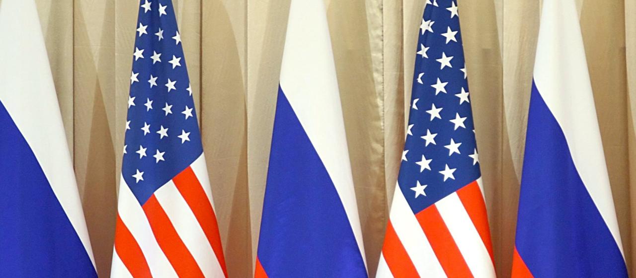 Flaggen der USA und Russlands (Archivbild)