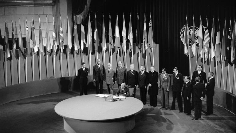 Die Niederlande unterzeichnen die Charta der Vereinten Nationen im Juni 1945.