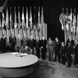 Die Niederlande unterzeichnen die Charta der Vereinten Nationen im Juni 1945.