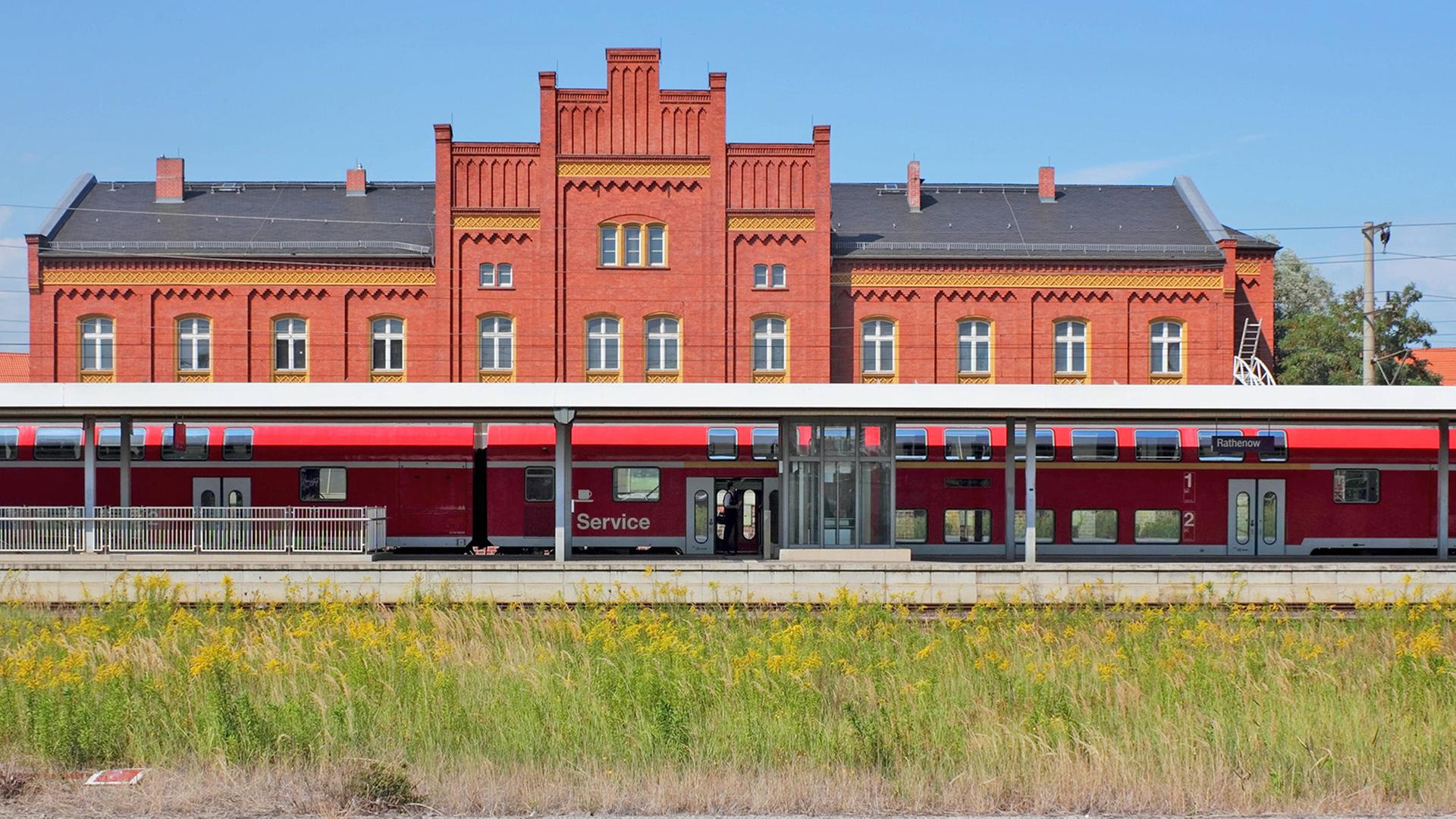 Der Bahnhof von Rathenow mit Bahngleis und Regionalzug. (Quelle: IMAGO/Zoonar.com/ArTo) | IMAGO/Zoonar.com/ArTo