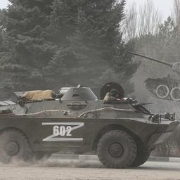 EIn russischer Panzer fährt an einem Militärdenkmal in Armjansk vorbei.
