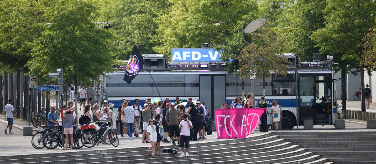 Menschen vom "Zentrum für politische Schönheit" nehmen an einer Demonstration gegen die AfD teil.