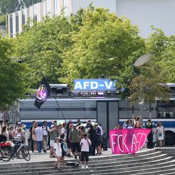 Menschen vom "Zentrum für politische Schönheit" nehmen an einer Demonstration gegen die AfD teil.