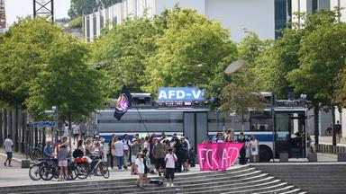Menschen vom "Zentrum für politische Schönheit" nehmen an einer Demonstration gegen die AfD teil.