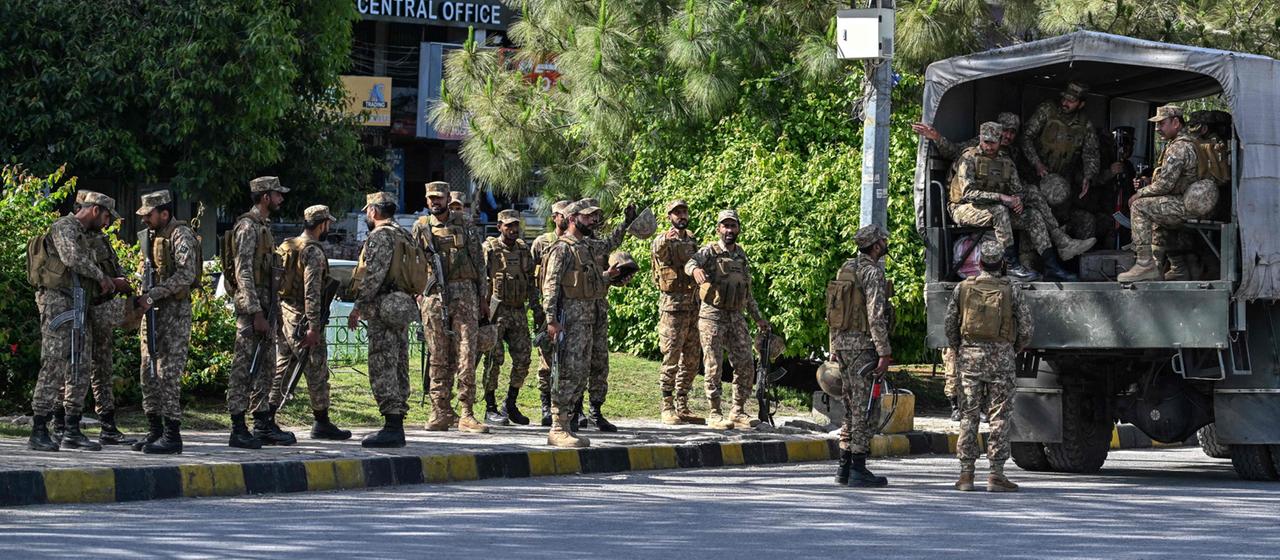 Pakistanische Soldaten stehen in einer Reihe in Islamabad.