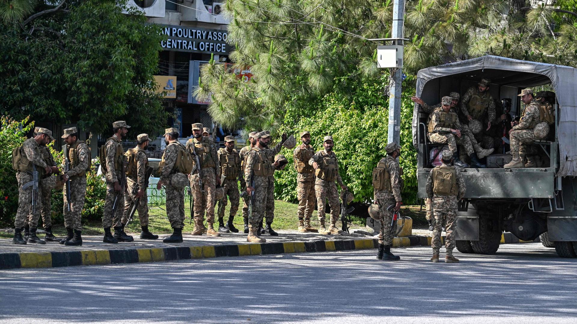 Pakistanische Soldaten stehen in einer Reihe in Islamabad. | AFP