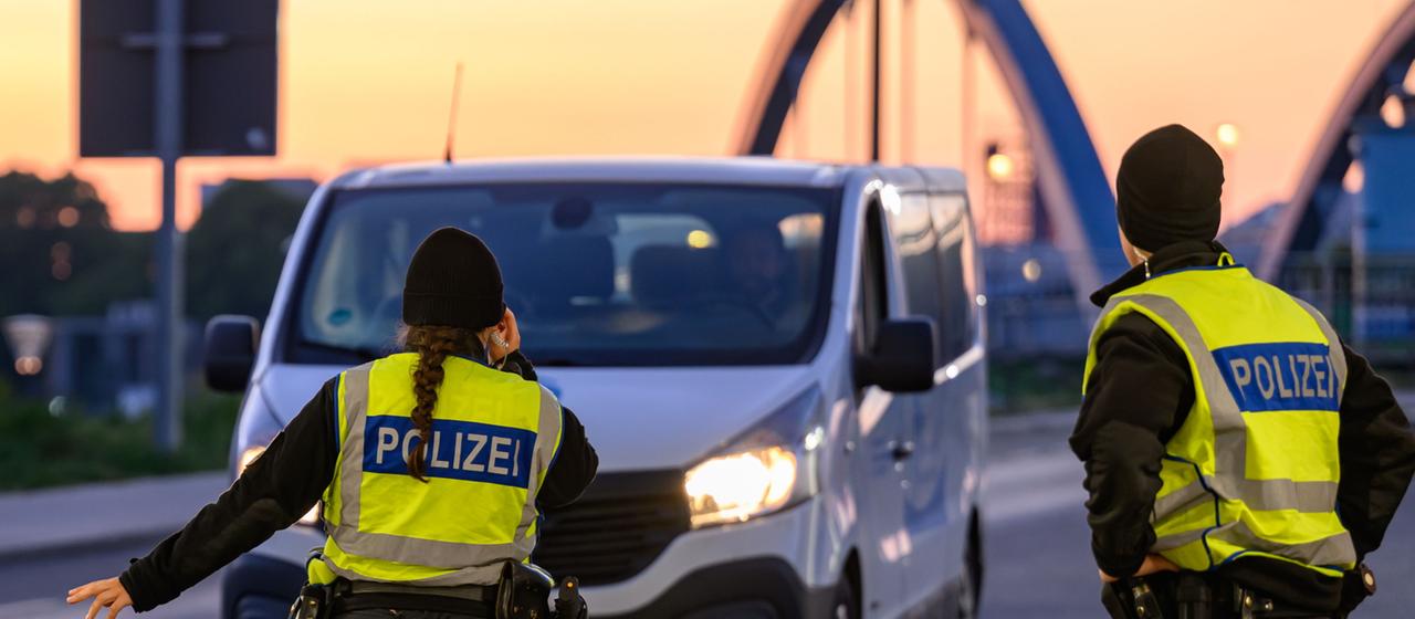 Beamte bei der Einreisekontrolle 