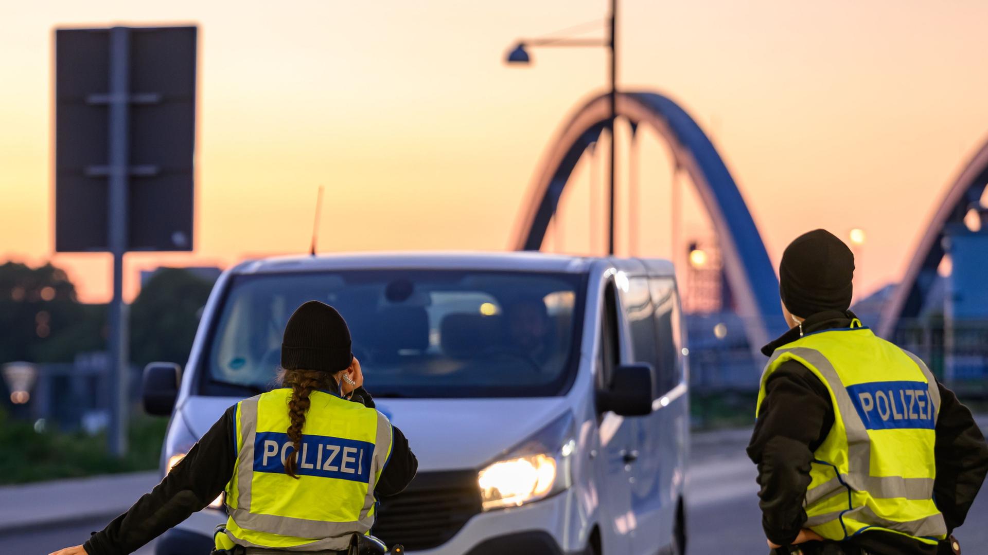 Beamte bei der Einreisekontrolle  | Patrick Pleul/dpa