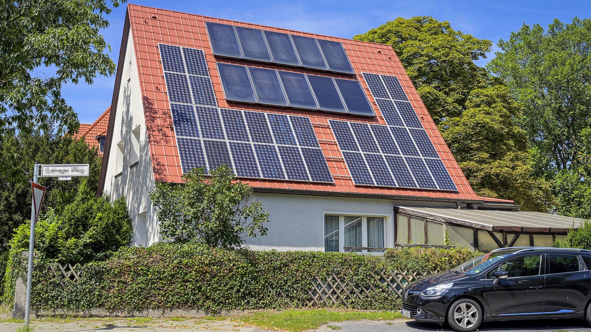 Wohnhaus mit Solar-Anlage. | picture alliance / imageBROKER