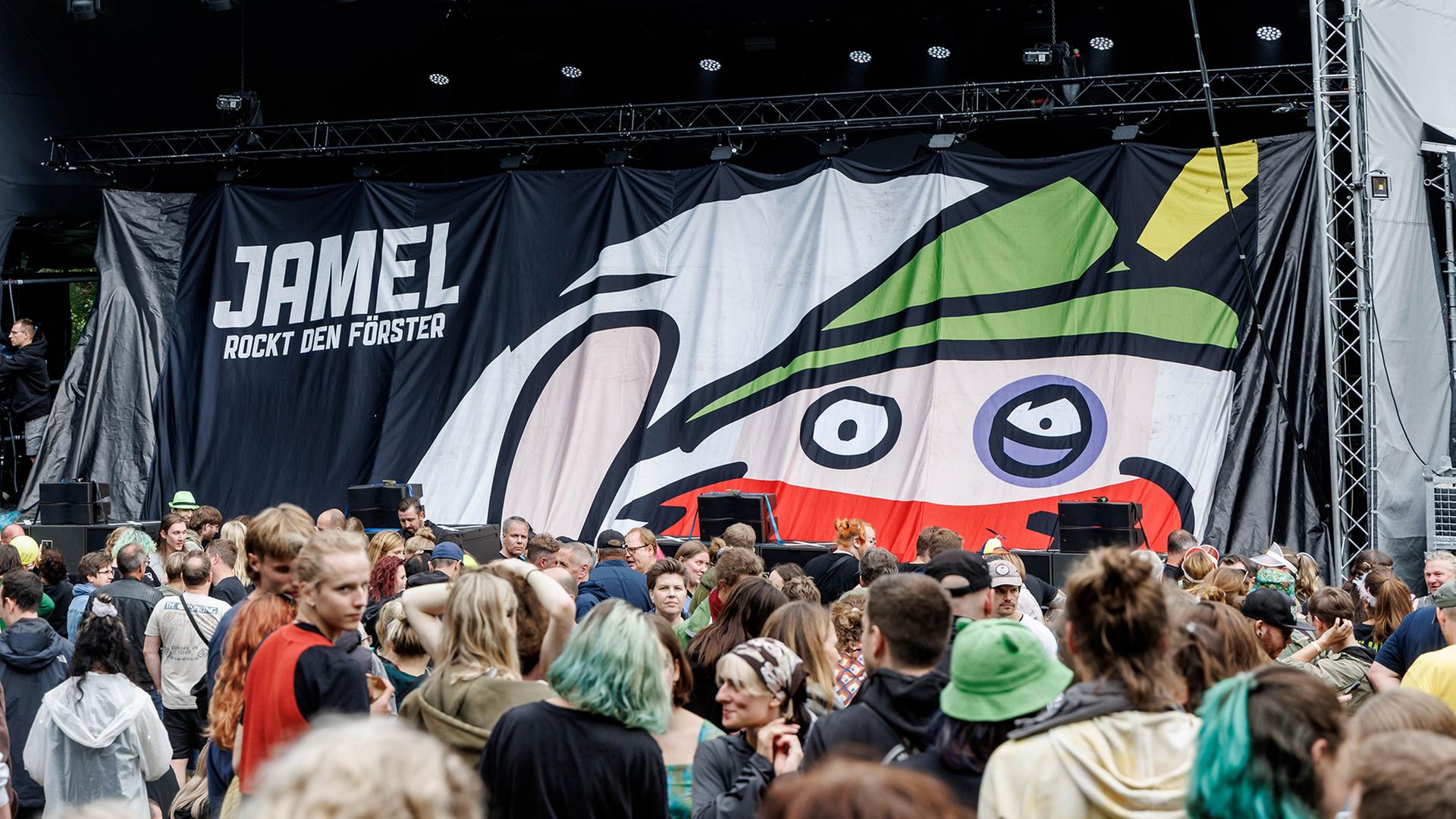 Besucher stehen beim Festival 