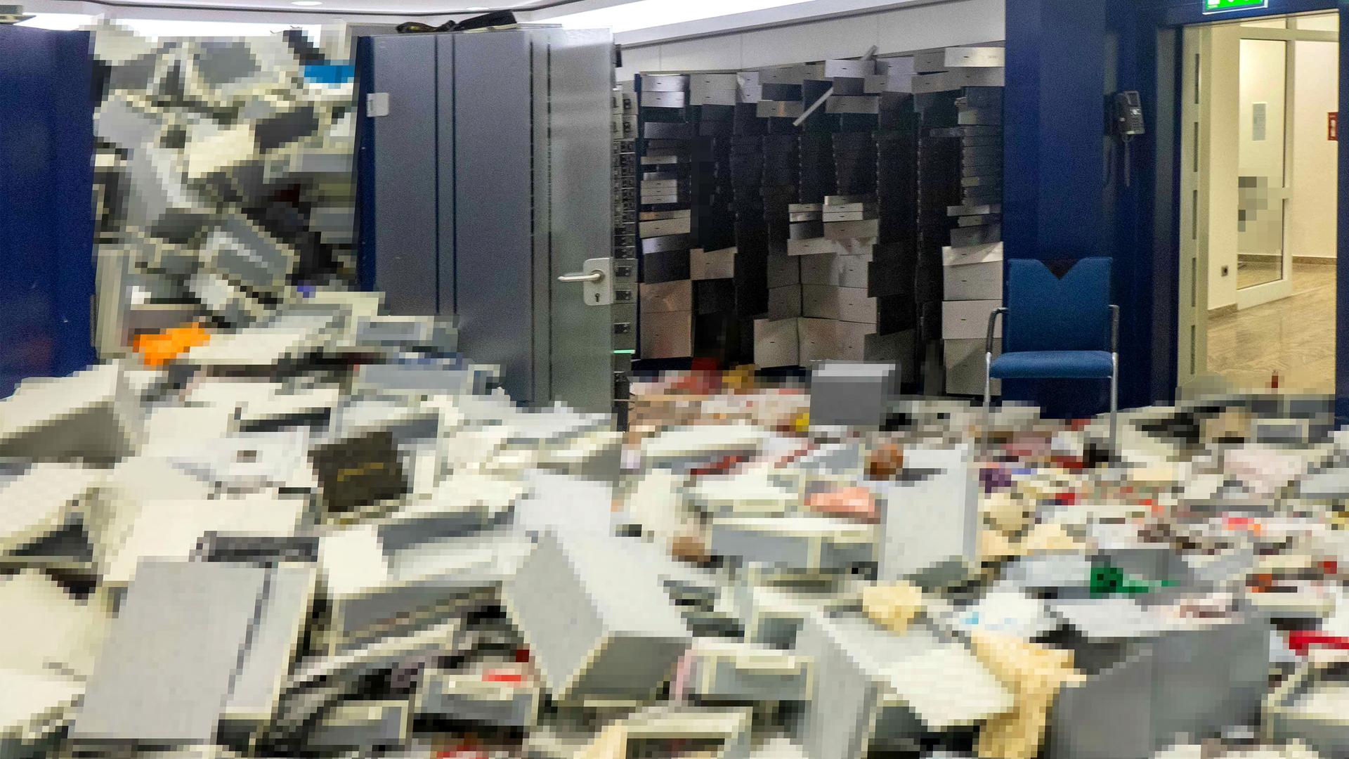 Sparkasse gibt Wertsachen an Betroffene zurück