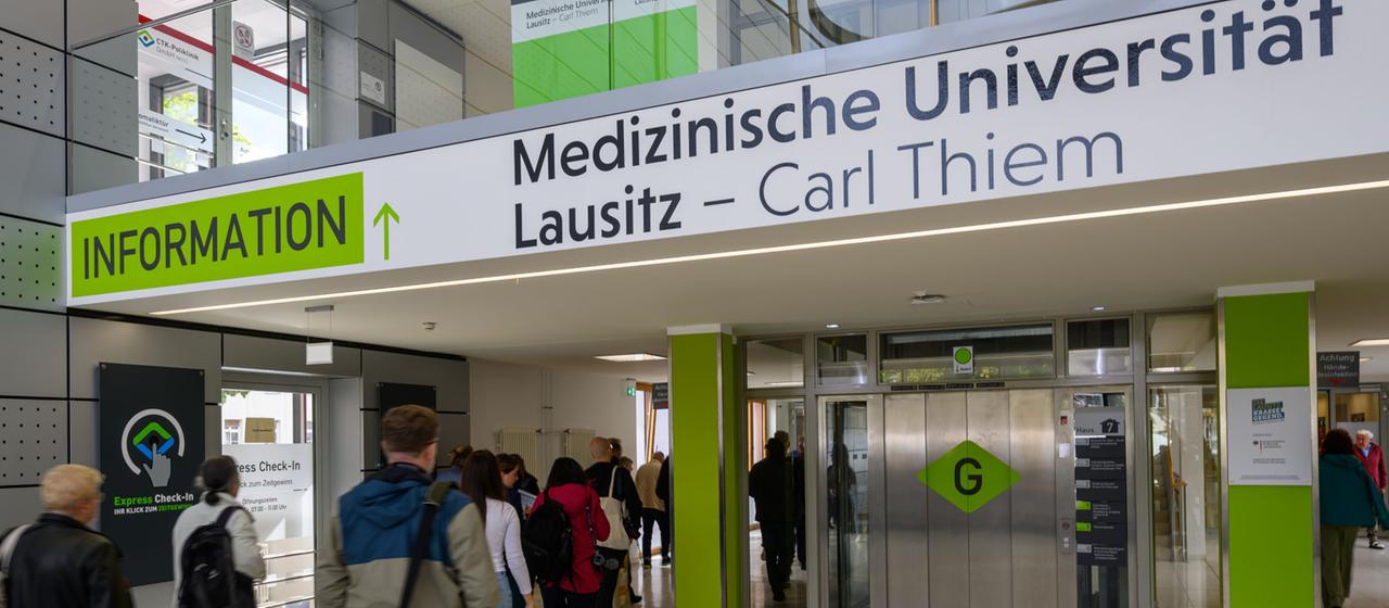 Der Eingangsbereich der Medizinischen Universität Lausitz - Carl Thiem.