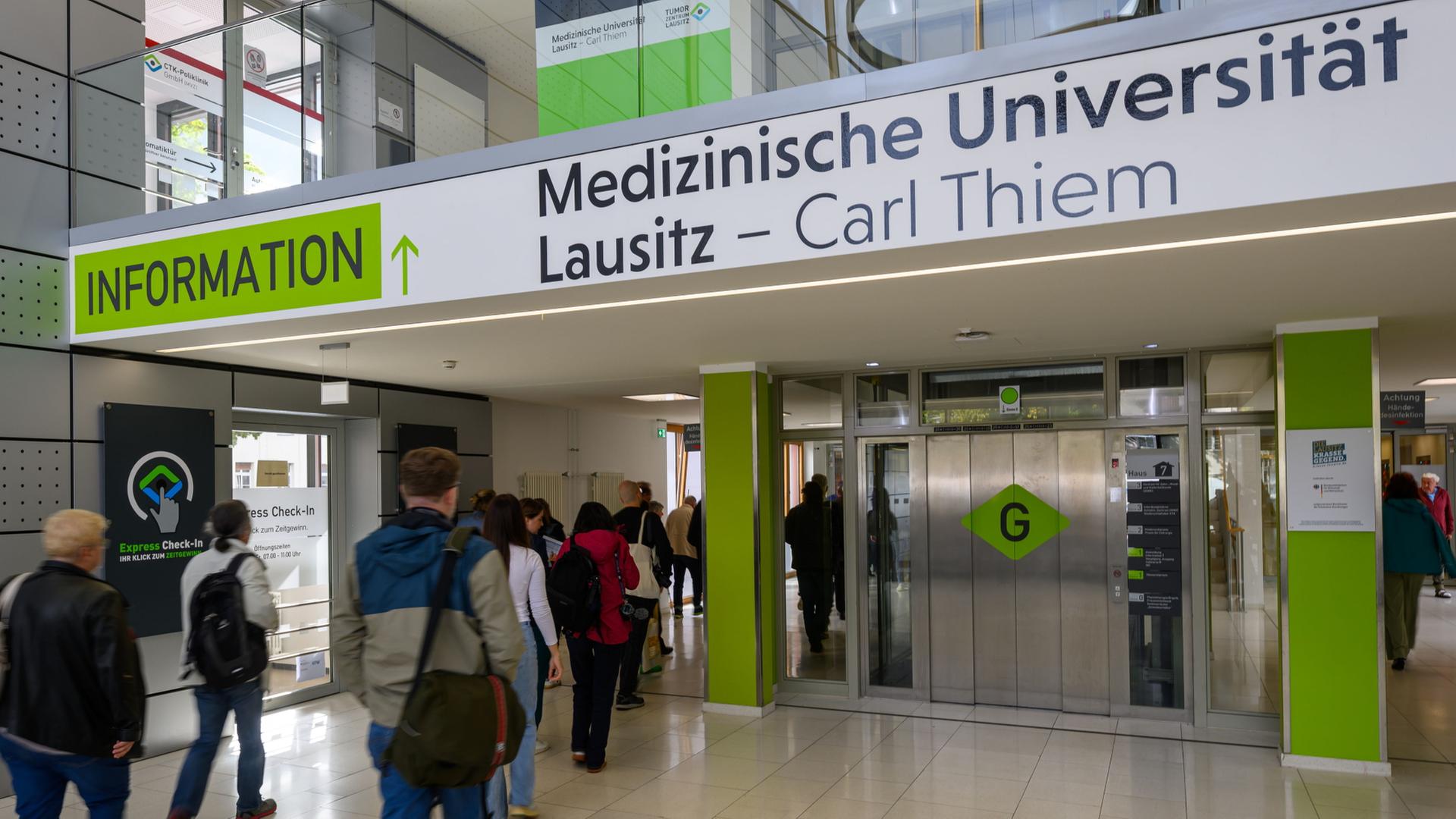 Der Eingangsbereich der Medizinischen Universit�t Lausitz - Carl Thiem. | Patrick Pleul/dpa