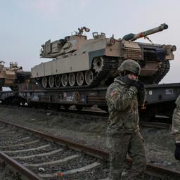 US-Soldaten verladen den Panzer "M1 Abrams" in Rumänien.