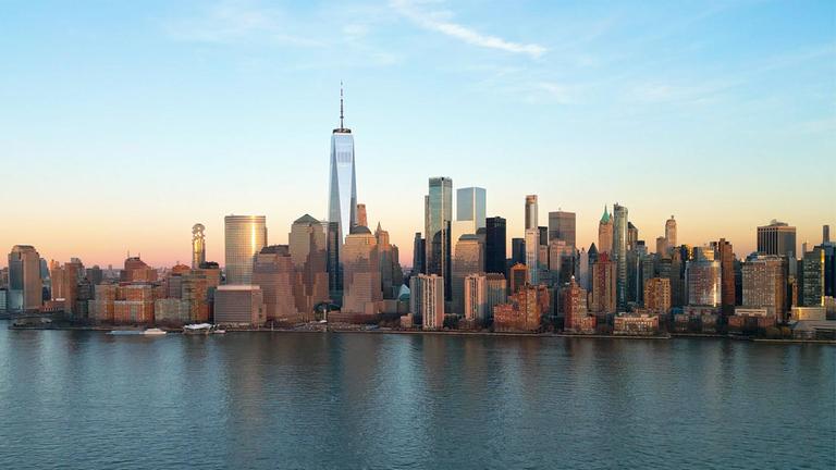 Die Skyline von New York bei Sonnenuntergang.