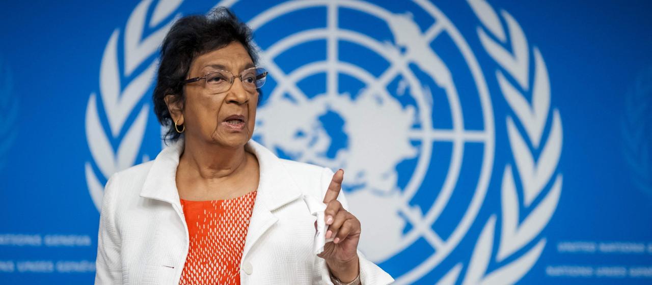 Navi Pillay vor dem Logo der Vereinten Nationen.